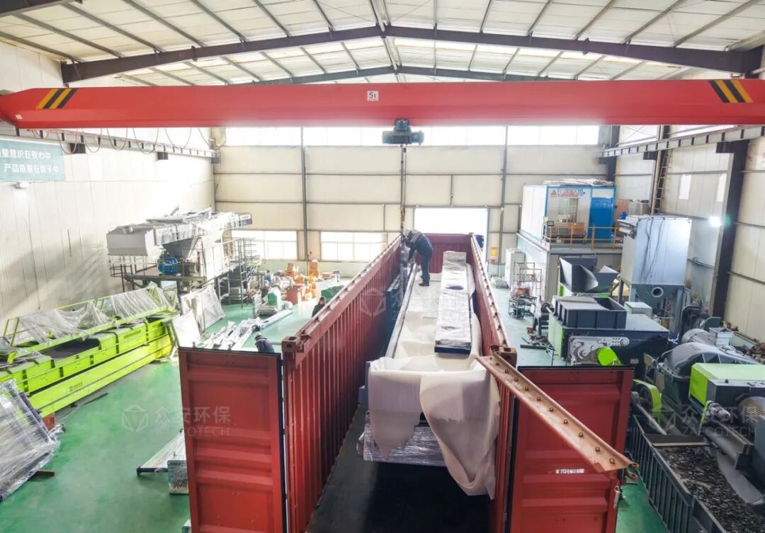 图|生活垃圾分选设备装车中